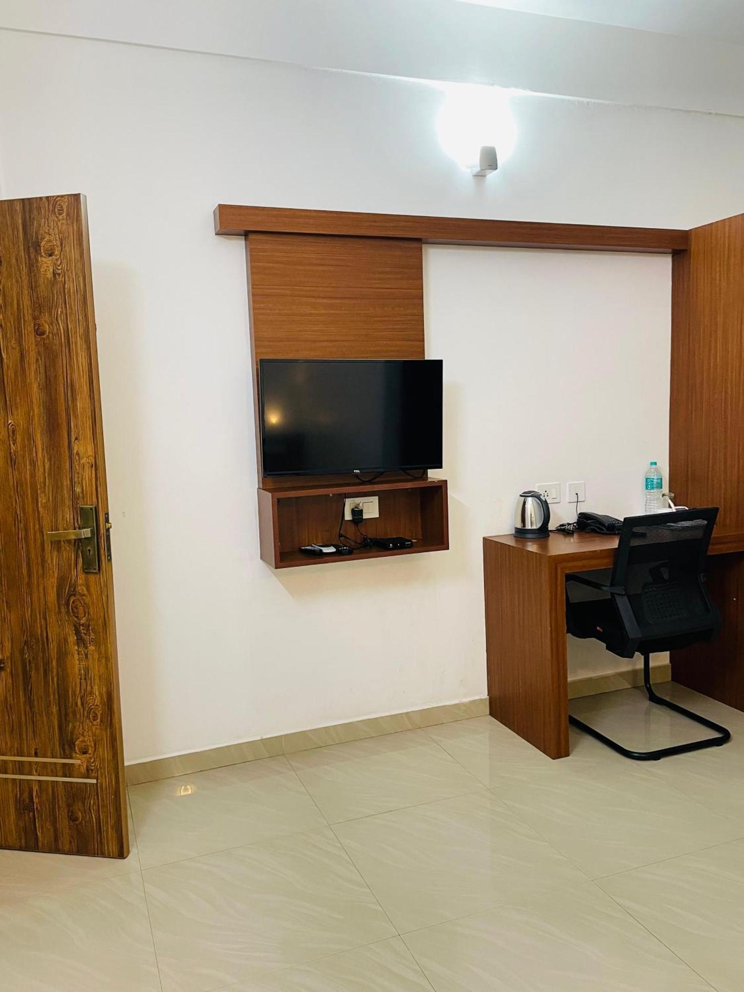 Phoenix Holidays Kochi Εξωτερικό φωτογραφία